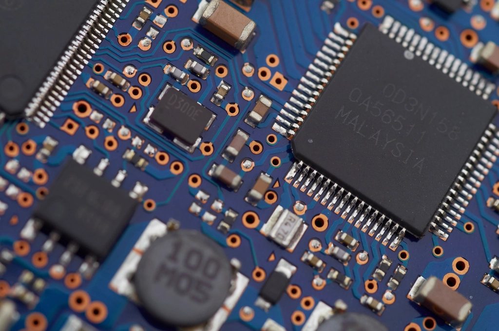 Makroaufnahme einer elektronischen Platine für die KI-Seite